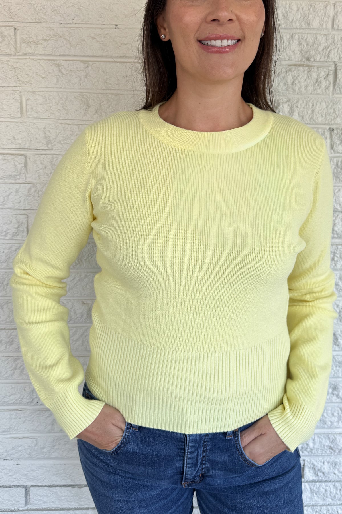 This sweatshirt-style sweater brings a clean, modern look with its slim fit and close neckline. Designed with ribbed finishes and a straight cut, it’s an easy everyday layer that feels both casual and polished.