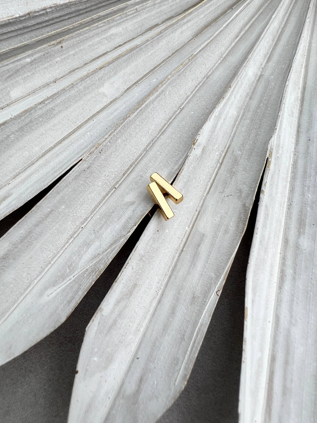 These flawless gold bar earrings are the ideal choice for daily wear. The bar design effortlessly catches the eye while maintaining a subtle elegance, providing you with a stylish and understated appearance. Plated with 18k gold.